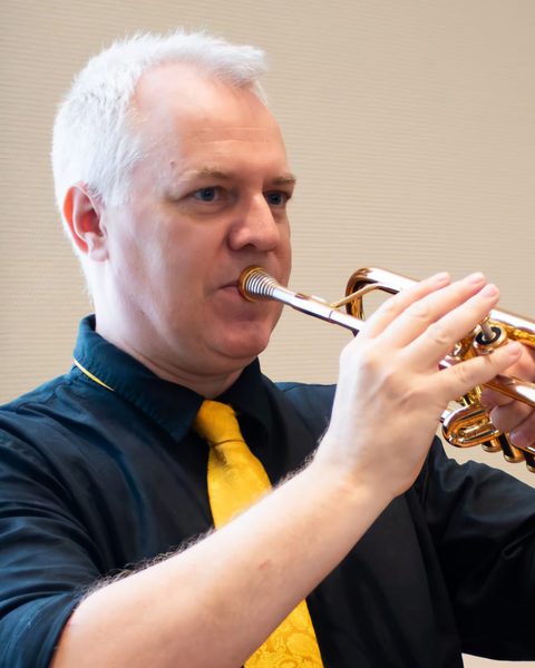 Tony, oprichter van TotumTeams, speelt trompet