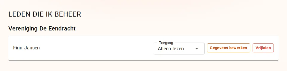 Wat een ouder in TotumTeams ziet: het kind dat ze beheren, het toegangsniveau van het kind en de knoppen om dat te wijzigen